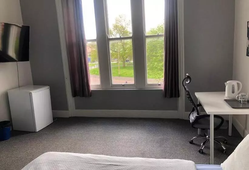 تختخواب و صبحانه Double Rooms Free Street Parking Near Lfc