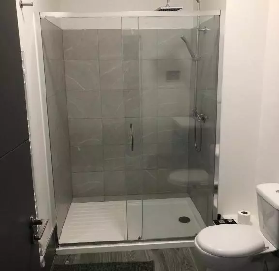 تختخواب و صبحانه Double Rooms Free Street Parking Near Lfc