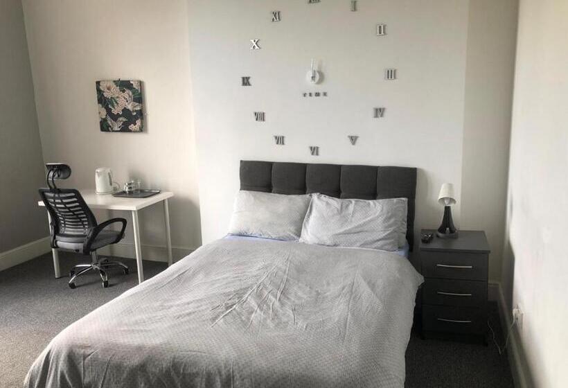مبيت وإفطار Double Rooms Free Street Parking Near Lfc