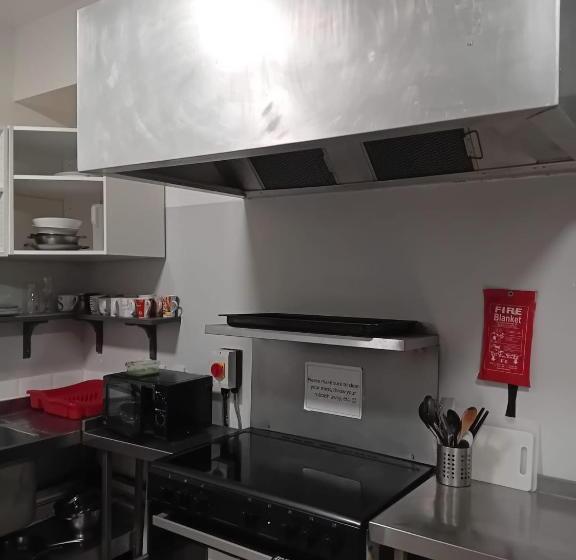 مبيت وإفطار Double Rooms Free Street Parking Near Lfc