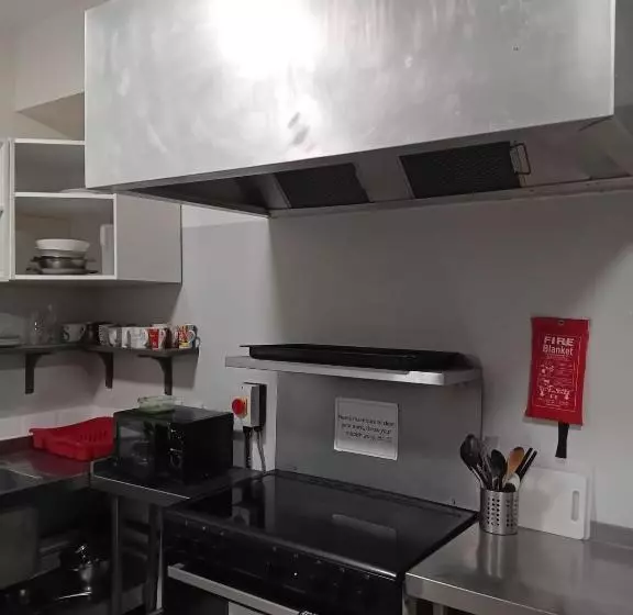 تختخواب و صبحانه Double Rooms Free Street Parking Near Lfc