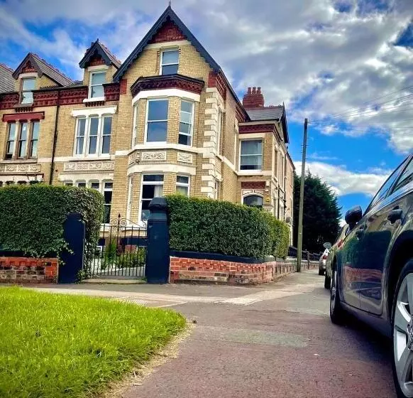 تختخواب و صبحانه Double Rooms Free Street Parking Near Lfc