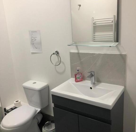 مبيت وإفطار Double Rooms Free Street Parking Near Lfc