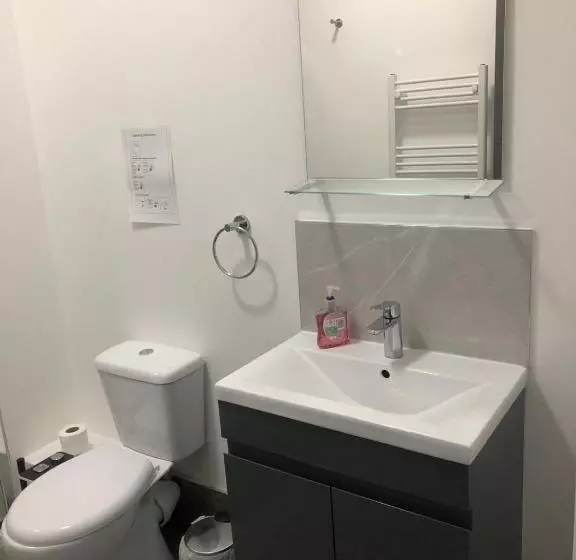 تختخواب و صبحانه Double Rooms Free Street Parking Near Lfc