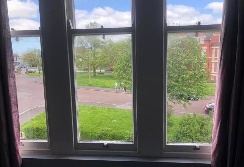 تختخواب و صبحانه Double Rooms Free Street Parking Near Lfc