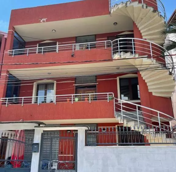 پانسیون Vacation House Villa Roni