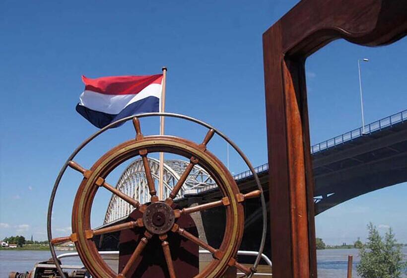 住宿加早餐  Boat  Opoe Sientje