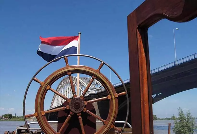تختخواب و صبحانه Boat  Opoe Sientje