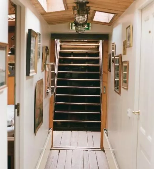 تختخواب و صبحانه Boat  Opoe Sientje