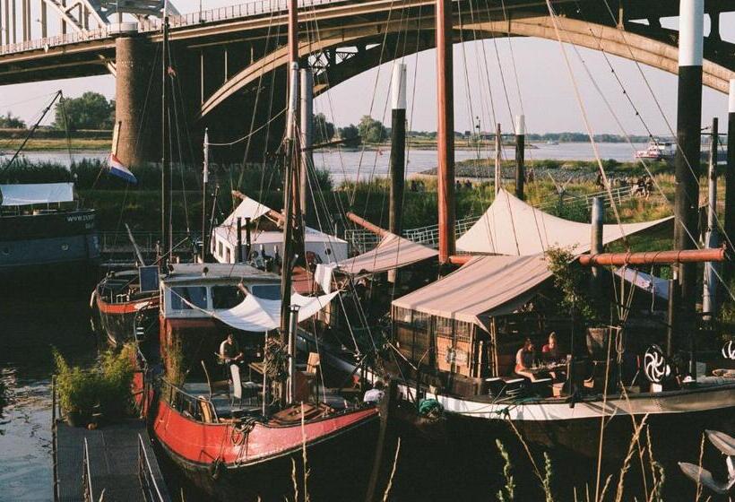 住宿加早餐  Boat  Opoe Sientje