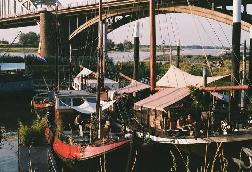 تختخواب و صبحانه Boat  Opoe Sientje