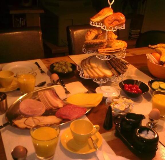 Bed & Breakfast  Op 7