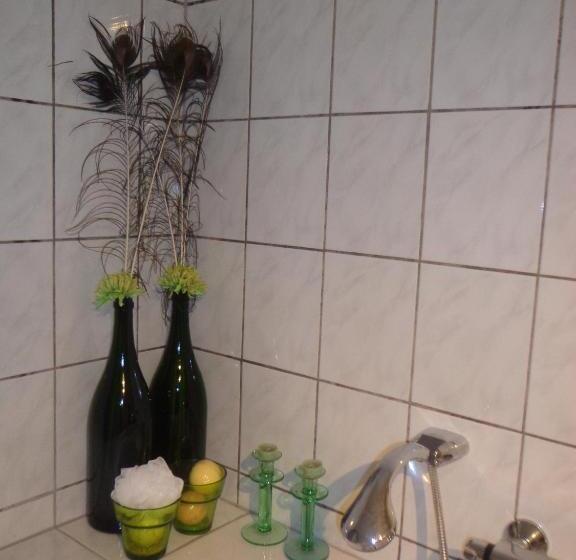 Bed & Breakfast  Op 7