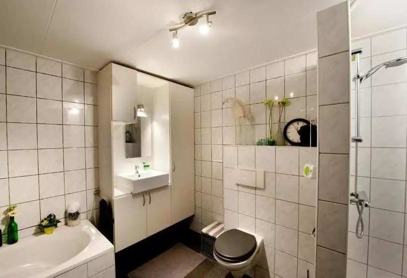 Bed & Breakfast  Op 7