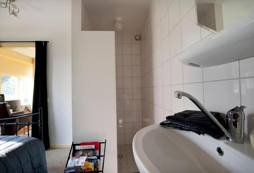 Bed & Breakfast  Op 7