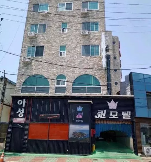 Queen Motel