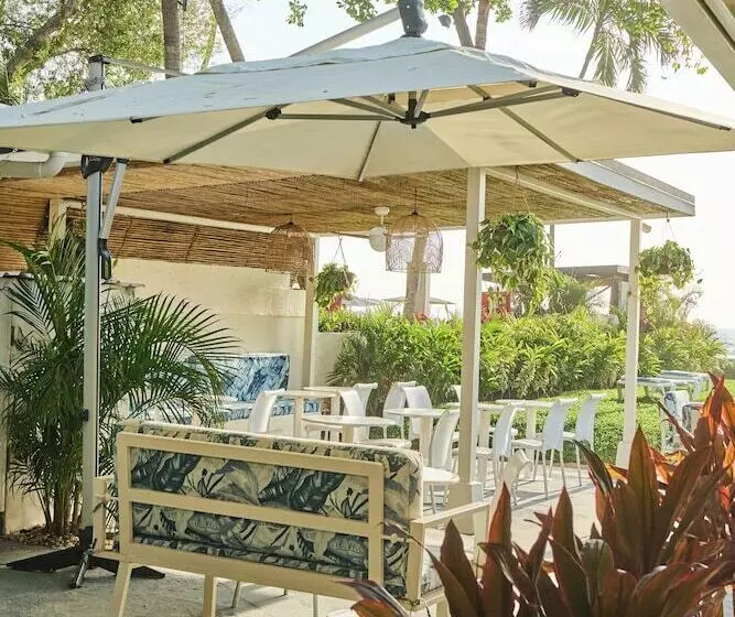 Hotelli Perla De La Playa Beachfront