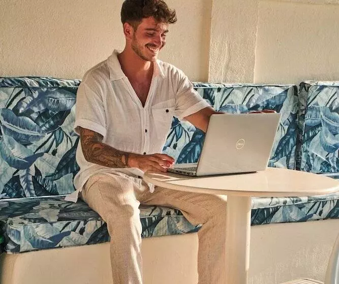 Hotelli Perla De La Playa Beachfront