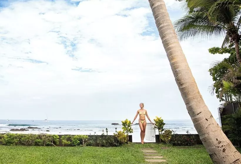 Hotelli Perla De La Playa Beachfront