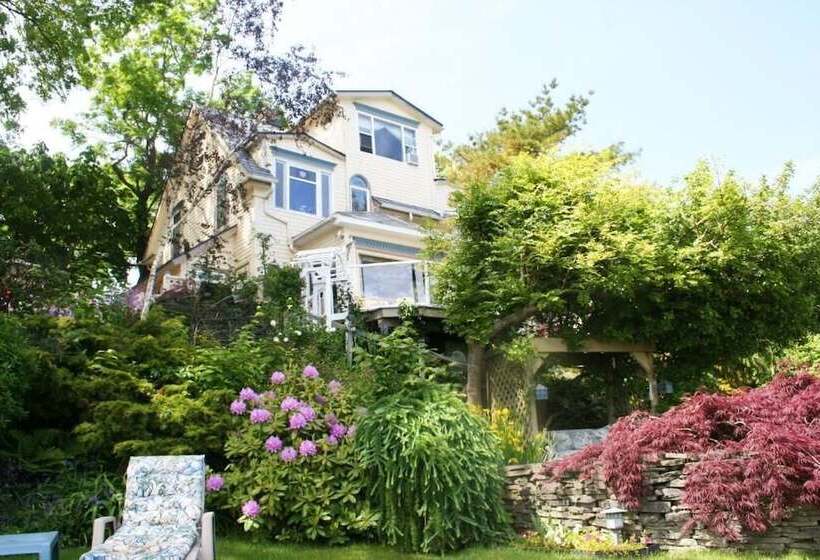 A Boat To Sea Bed & Breakfast