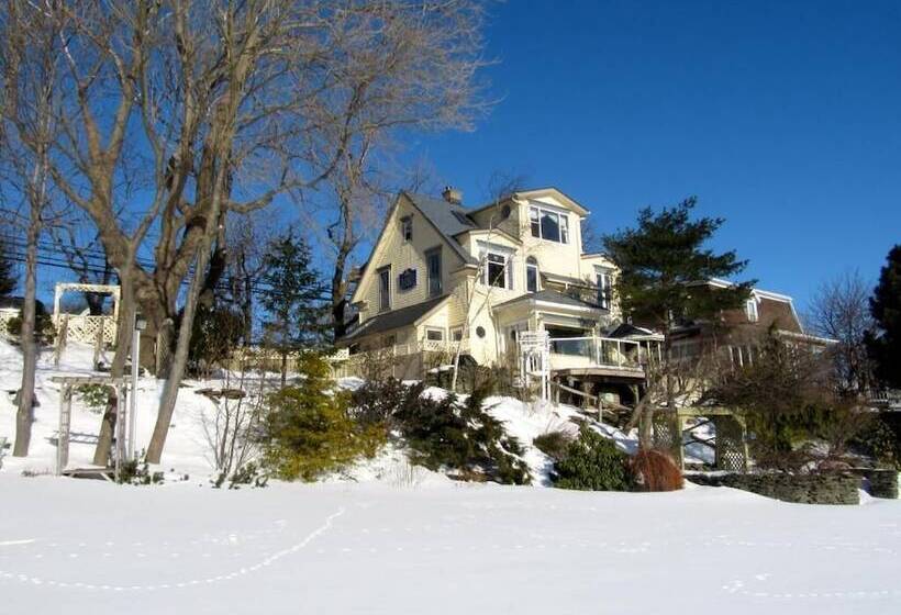 A Boat To Sea Bed & Breakfast