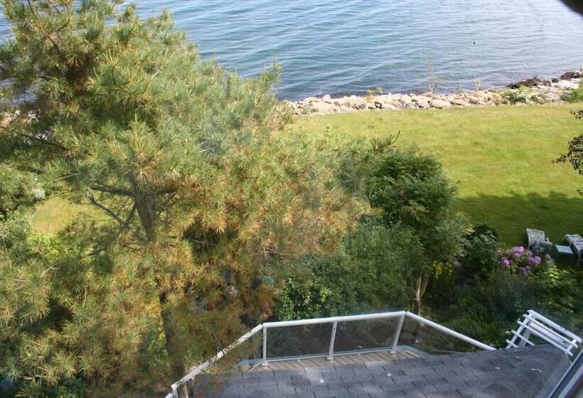 A Boat To Sea Bed & Breakfast