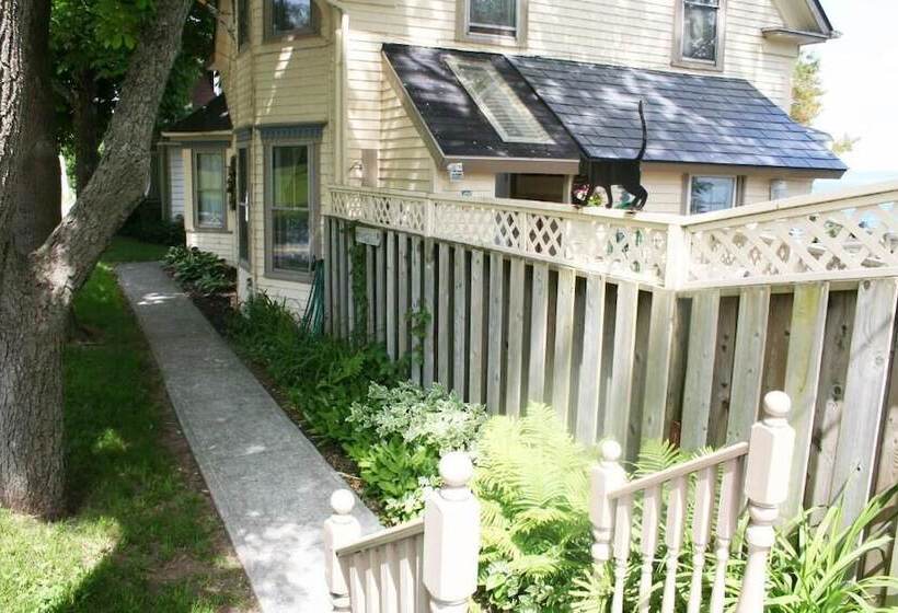 A Boat To Sea Bed & Breakfast