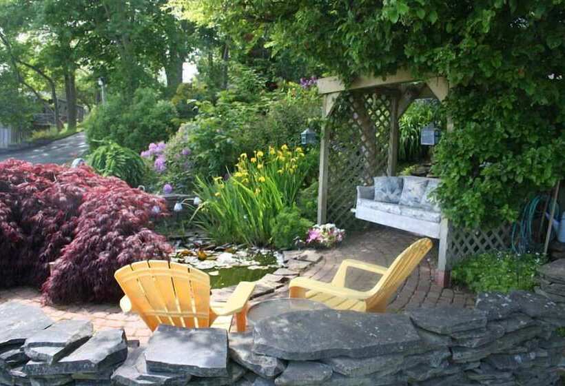 A Boat To Sea Bed & Breakfast