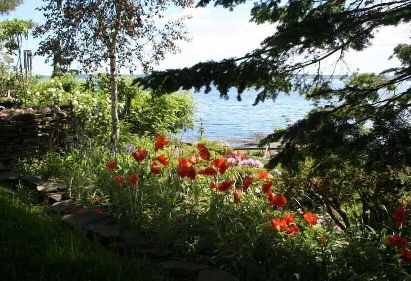 A Boat To Sea Bed & Breakfast