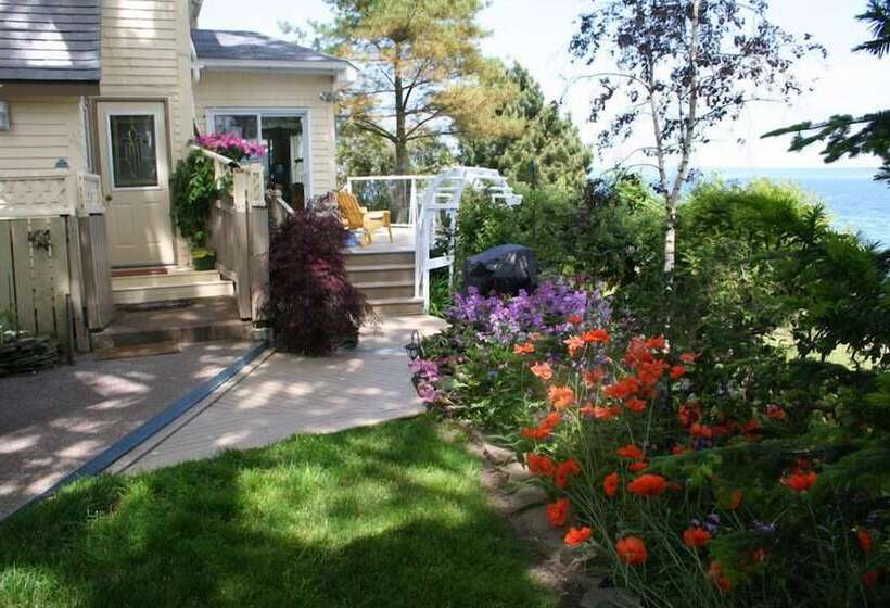 A Boat To Sea Bed & Breakfast