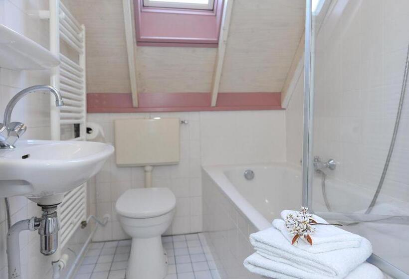 فندق Cafe De Harmonie