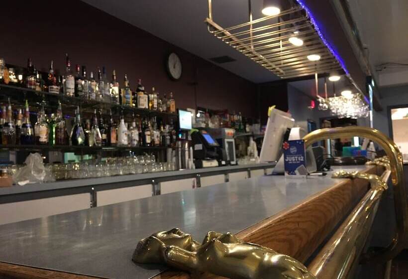 모텔 Tumbler Ridge Inn