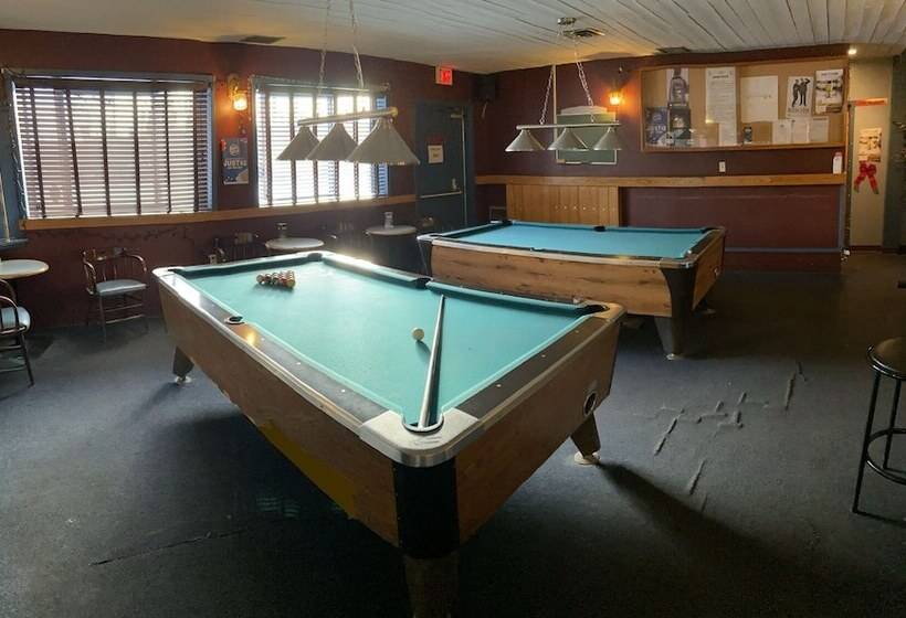 모텔 Tumbler Ridge Inn