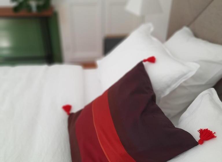 تختخواب و صبحانه L Essongère