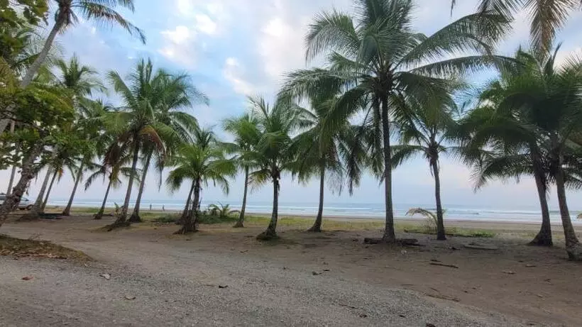 ユースホステル Cabina Azul In Bejuco Beach With Queen Bed But No Air Conditioning