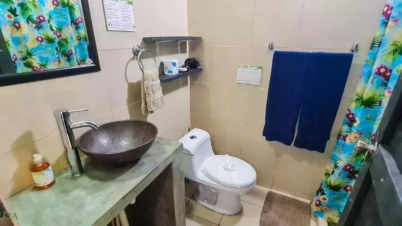 ユースホステル Cabina Azul In Bejuco Beach With Queen Bed But No Air Conditioning