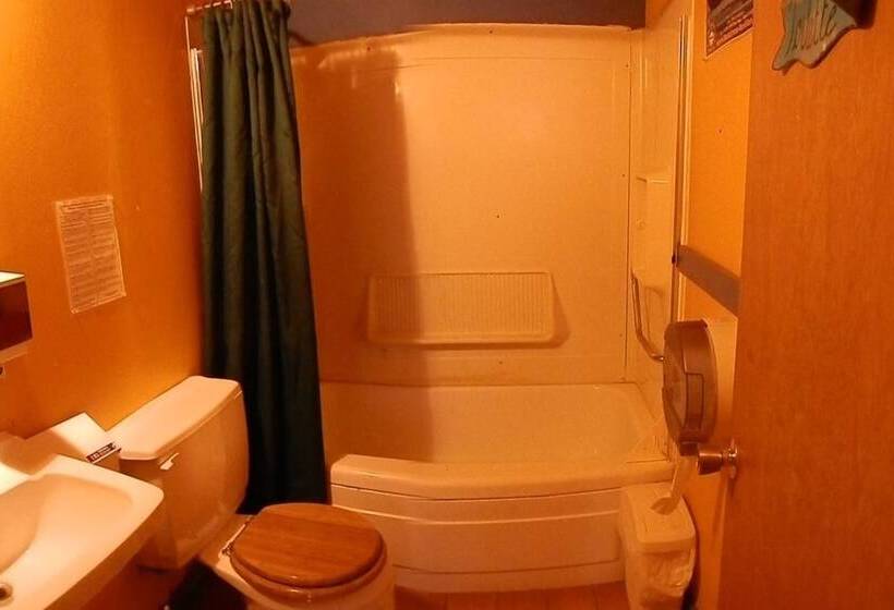 Auberge Internationale Forillon   Hostel