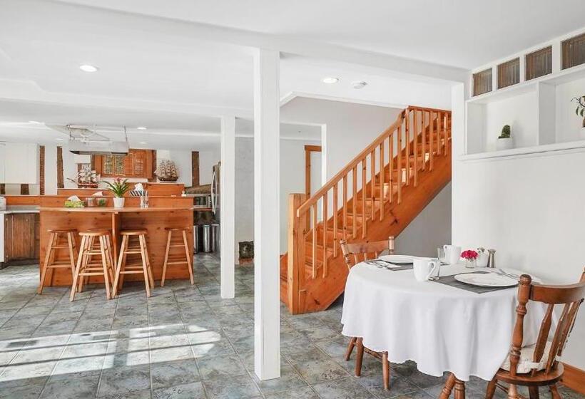 Bed and Breakfast Sail Inn Lunenburg