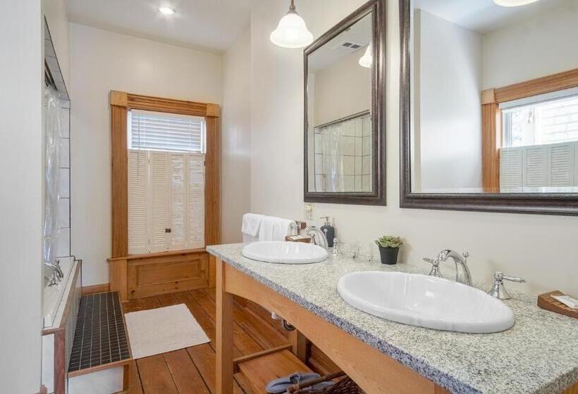 Bed and Breakfast Sail Inn Lunenburg