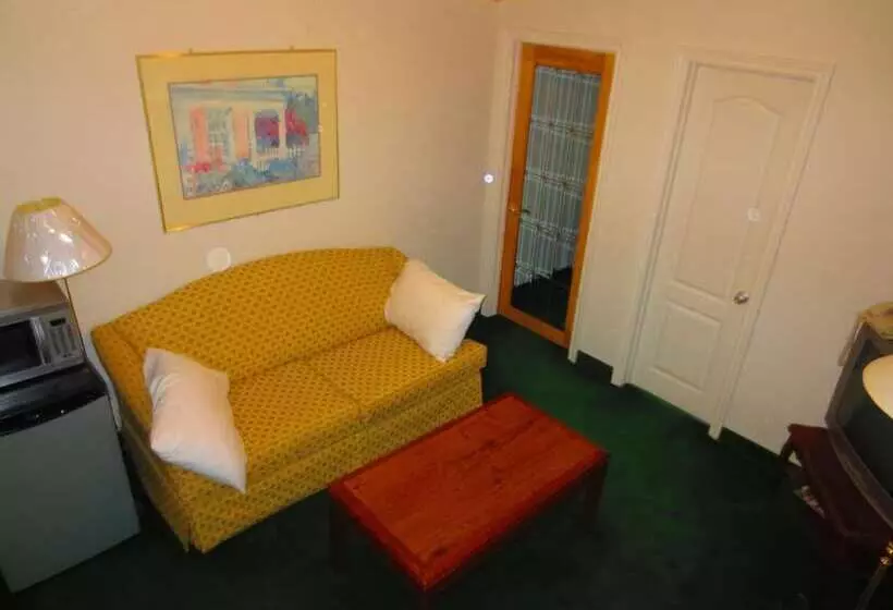 Canadiana Motel