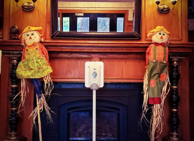 James Bay Inn Hotel, Suites & Cottage