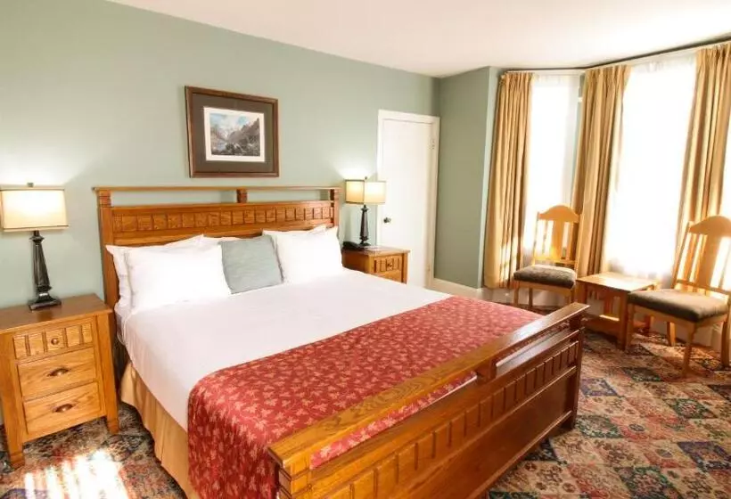 James Bay Inn Hotel, Suites & Cottage