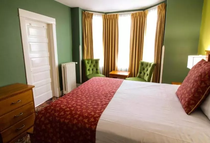 James Bay Inn Hotel, Suites & Cottage