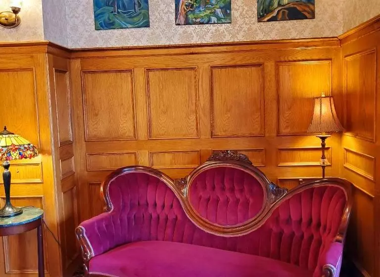 James Bay Inn Hotel, Suites & Cottage