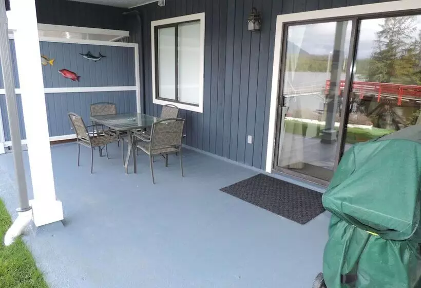Motelli Bayshore Waterfront Inn