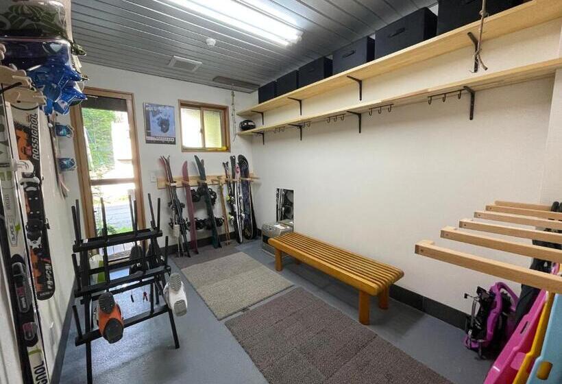 Hotelli Bears Den Mountain Lodge