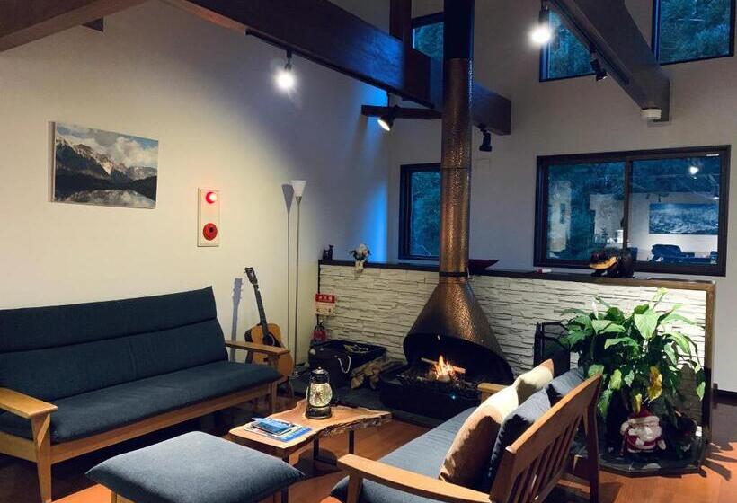 Hotelli Bears Den Mountain Lodge