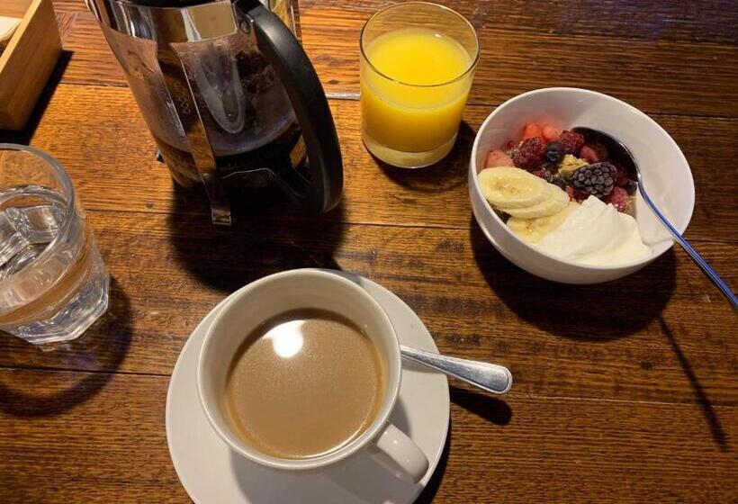 Hotelli Bears Den Mountain Lodge