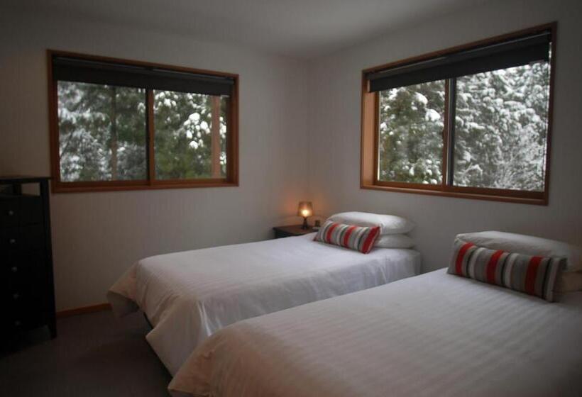 Hotelli Bears Den Mountain Lodge