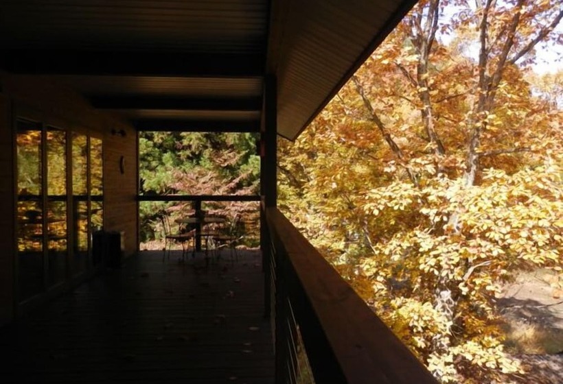 Hotelli Bears Den Mountain Lodge